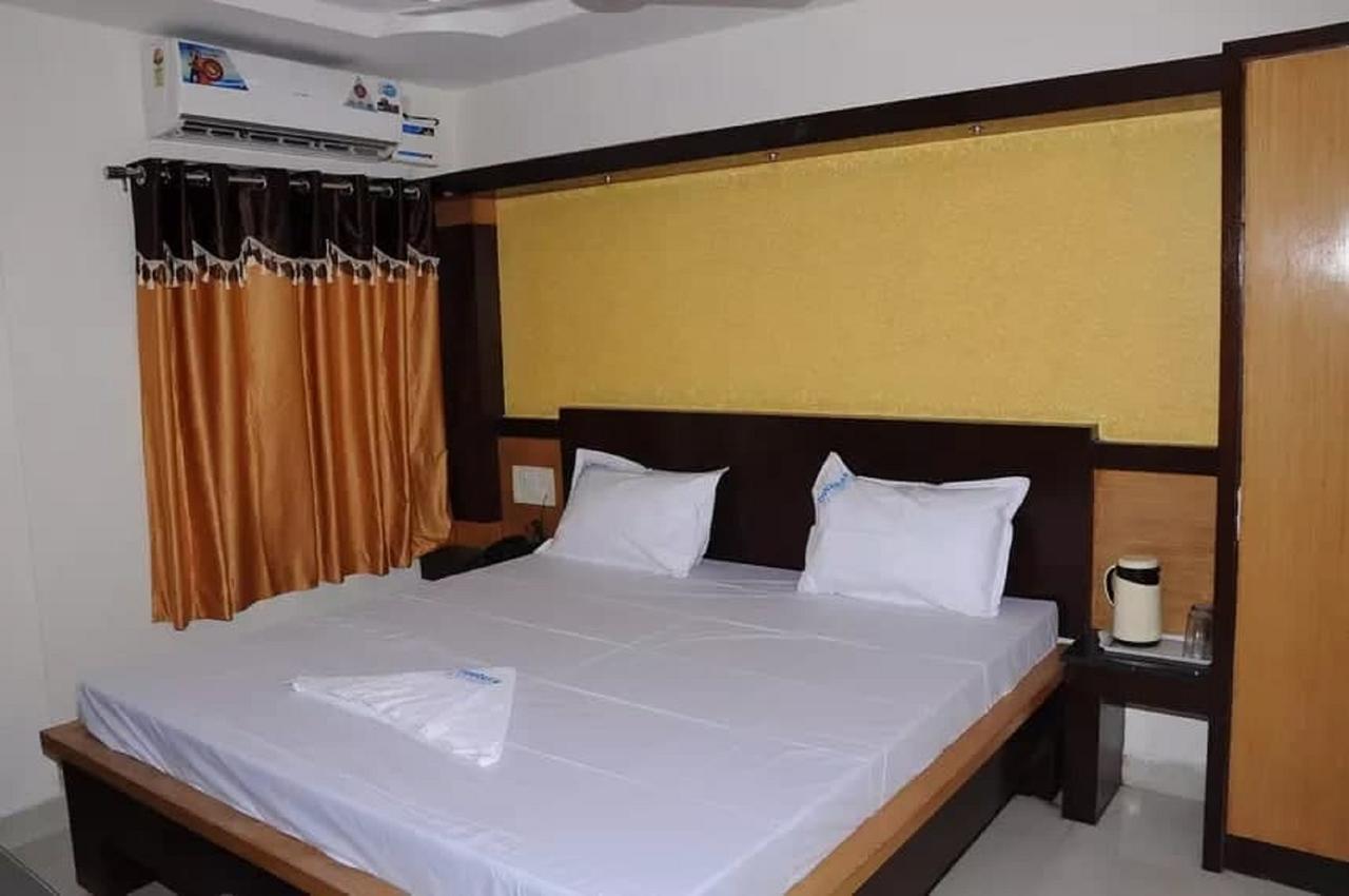 Dwaraka Residency Otel Kākināda Dış mekan fotoğraf